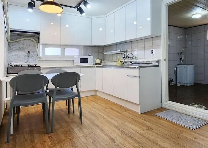 K-8 D 홍대 연드럴파크, 6번출구에서 8분거리,3룸을 2룸개조 공간 K8 Appartement *