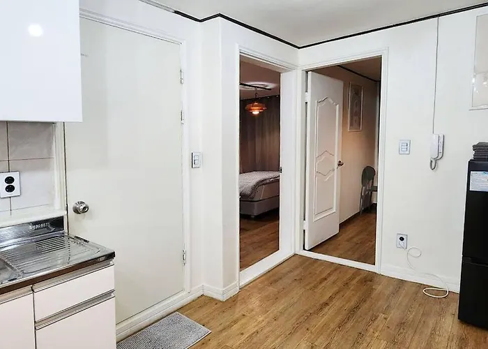 Appartement K-8 D 홍대 연드럴파크, 6번출구에서 8분거리,3룸을 2룸개조 공간 K8 *
