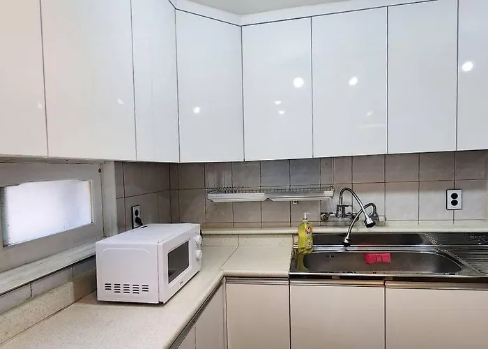 K-8 D 홍대 연드럴파크, 6번출구에서 8분거리,3룸을 2룸개조 공간 K8 Appartement *